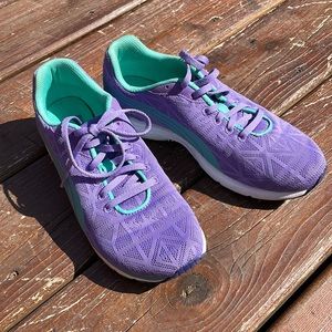 NWOT - Puma running shoes woman’s size 7